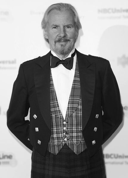 Иллюстрация к книге — Аббатство Даунтон. История гордости и предубеждений [binder1.pdfadobeacrobatpro_page_239_image_0001.jpg]