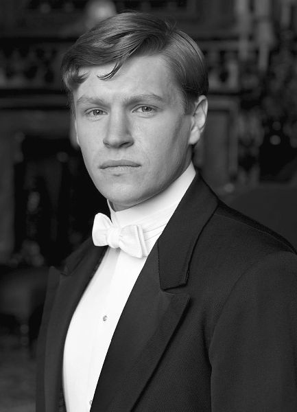 Иллюстрация к книге — Аббатство Даунтон. История гордости и предубеждений [binder1.pdfadobeacrobatpro_page_249_image_0001.jpg]