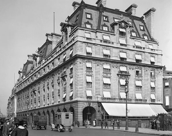 Иллюстрация к книге — Аббатство Даунтон. История гордости и предубеждений [binder1.pdfadobeacrobatpro_page_253_image_0001.jpg]