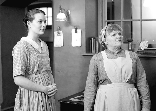 Иллюстрация к книге — Аббатство Даунтон. История гордости и предубеждений [binder1.pdfadobeacrobatpro_page_257_image_0001.jpg]