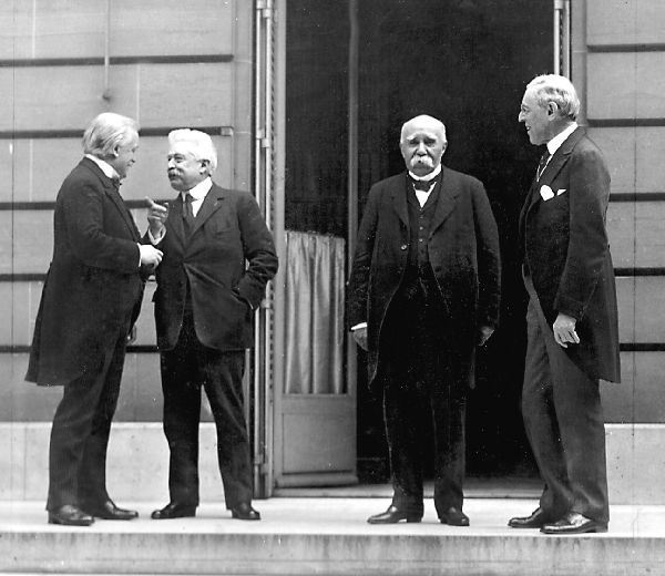 Иллюстрация к книге — Аббатство Даунтон. История гордости и предубеждений [binder1.pdfadobeacrobatpro_page_317_image_0001.jpg]