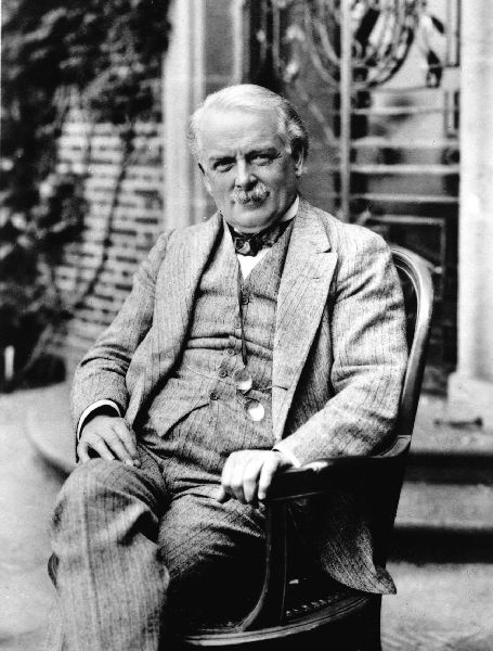 Иллюстрация к книге — Аббатство Даунтон. История гордости и предубеждений [binder1.pdfadobeacrobatpro_page_319_image_0001.jpg]