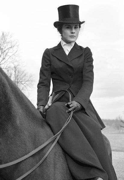 Иллюстрация к книге — Аббатство Даунтон. История гордости и предубеждений [binder1.pdfadobeacrobatpro_page_323_image_0001.jpg]