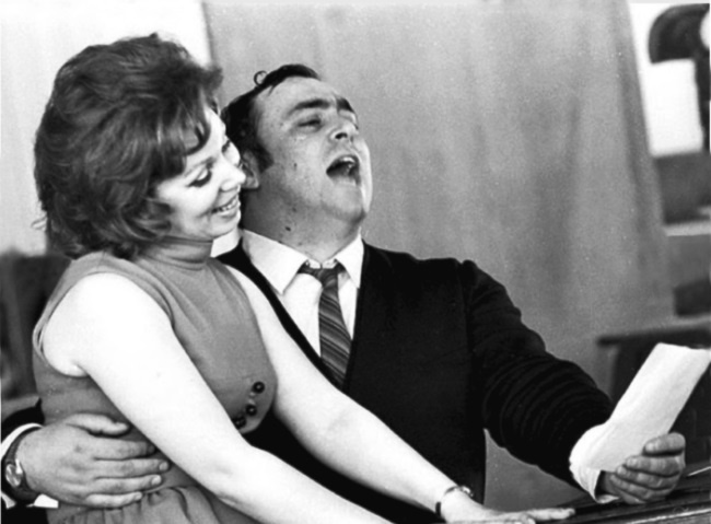 Иллюстрация к книге — Я, Лучано Паваротти, или Восхождение к славе [i_022.jpg]