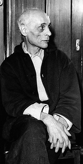 Иллюстрация к книге — Даниил Хармс. Жизнь человека на ветру [i_213.jpg]