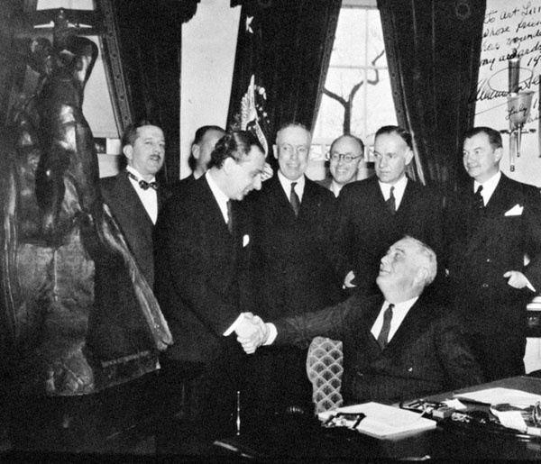 Иллюстрация к книге — Русские крылья Америки. "Громовержцы" Северского и Картвели [_234.jpg]