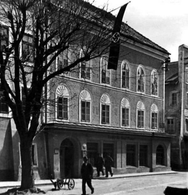 Иллюстрация к книге — Гитлер [i_001.jpg]