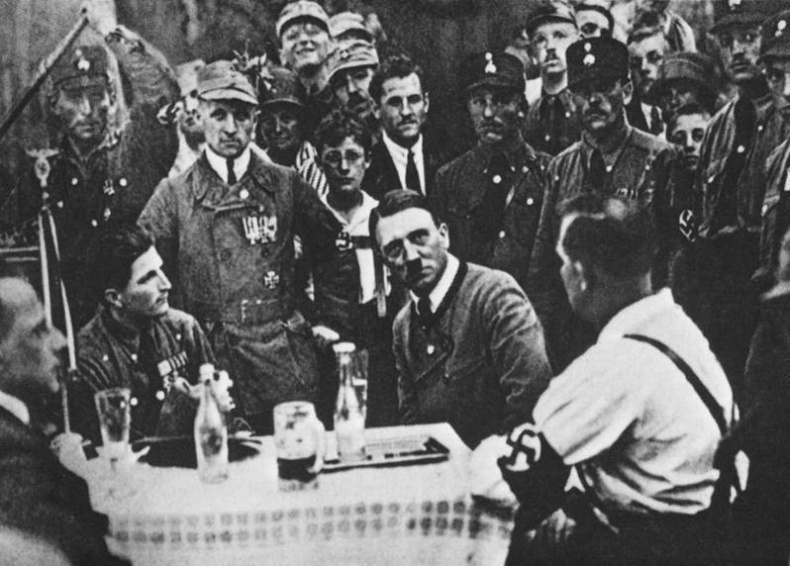 Иллюстрация к книге — Гитлер [i_009.jpg]