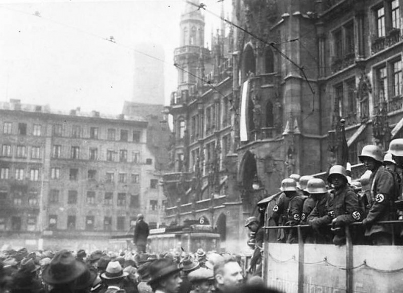 Иллюстрация к книге — Гитлер [i_010.jpg]