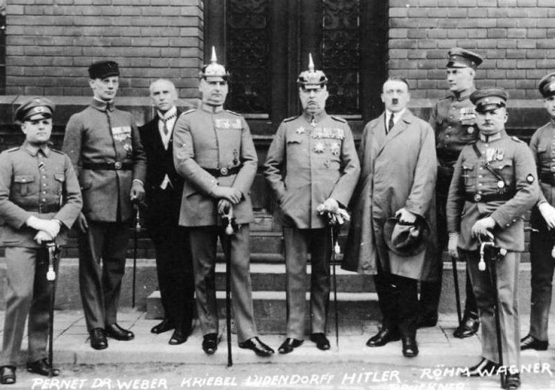 Иллюстрация к книге — Гитлер [i_011.jpg]