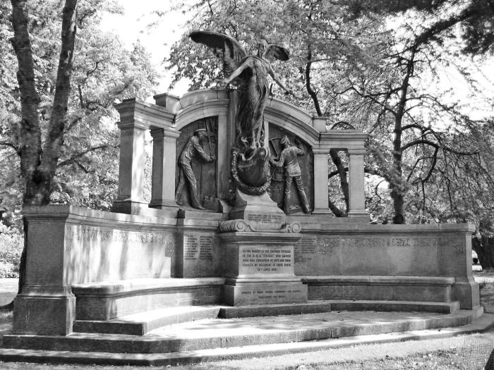 Иллюстрация к книге — Титаник [southamptontitanicengineersmemorial.jpg]