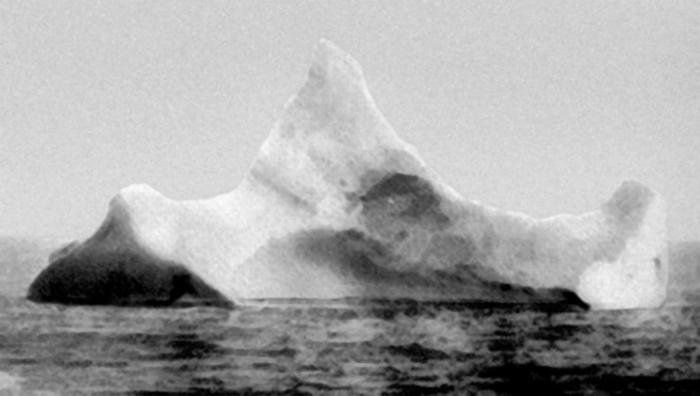 Иллюстрация к книге — Титаник [titanic_iceberg.jpg]