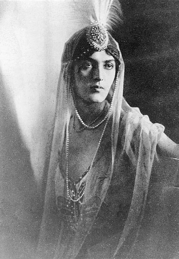 Иллюстрация к книге — Романовы. Запретная любовь в мемуарах фрейлин [i_018.jpg]