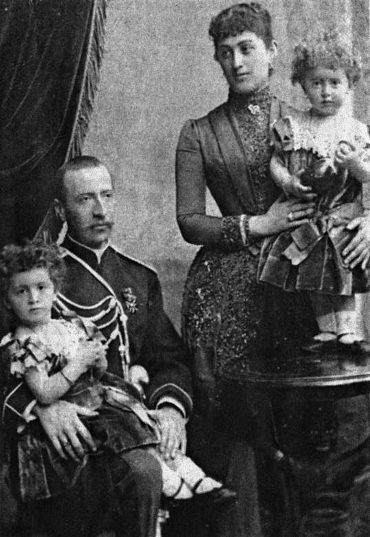 Иллюстрация к книге — Мемуары фрейлины императрицы. Царская семья, Сталин, Берия, Черчилль и другие в семейных дневниках трех поколений [i_003.jpg]