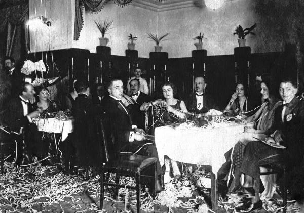 Иллюстрация к книге — Мемуары фрейлины императрицы. Царская семья, Сталин, Берия, Черчилль и другие в семейных дневниках трех поколений [i_008.jpg]