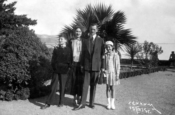 Иллюстрация к книге — Мемуары фрейлины императрицы. Царская семья, Сталин, Берия, Черчилль и другие в семейных дневниках трех поколений [i_009.jpg]