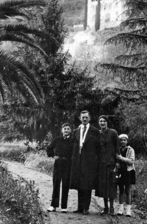 Иллюстрация к книге — Мемуары фрейлины императрицы. Царская семья, Сталин, Берия, Черчилль и другие в семейных дневниках трех поколений [i_010.jpg]