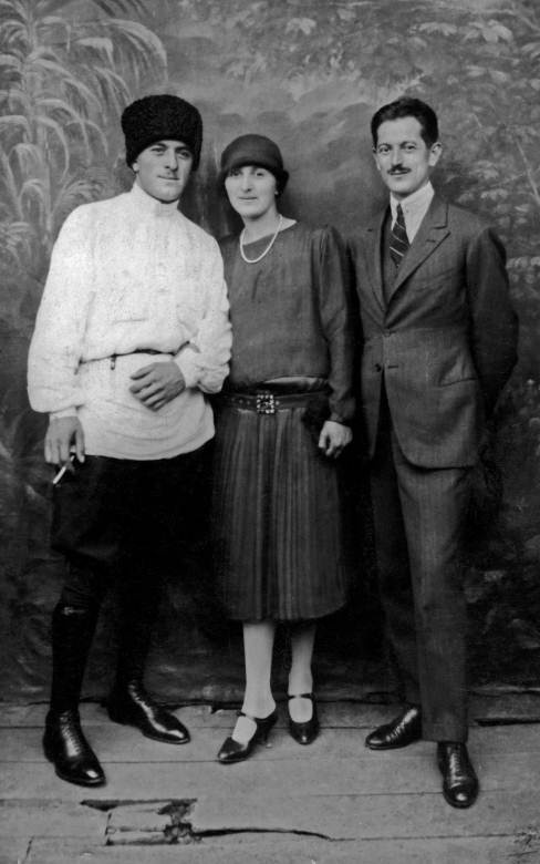 Иллюстрация к книге — Мемуары фрейлины императрицы. Царская семья, Сталин, Берия, Черчилль и другие в семейных дневниках трех поколений [i_011.jpg]