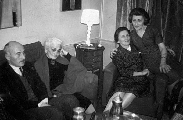 Иллюстрация к книге — Мемуары фрейлины императрицы. Царская семья, Сталин, Берия, Черчилль и другие в семейных дневниках трех поколений [i_015.jpg]