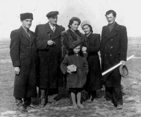 Иллюстрация к книге — Мемуары фрейлины императрицы. Царская семья, Сталин, Берия, Черчилль и другие в семейных дневниках трех поколений [i_021.jpg]