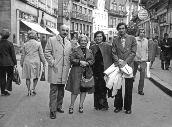 Иллюстрация к книге — Мемуары фрейлины императрицы. Царская семья, Сталин, Берия, Черчилль и другие в семейных дневниках трех поколений [i_024.jpg]