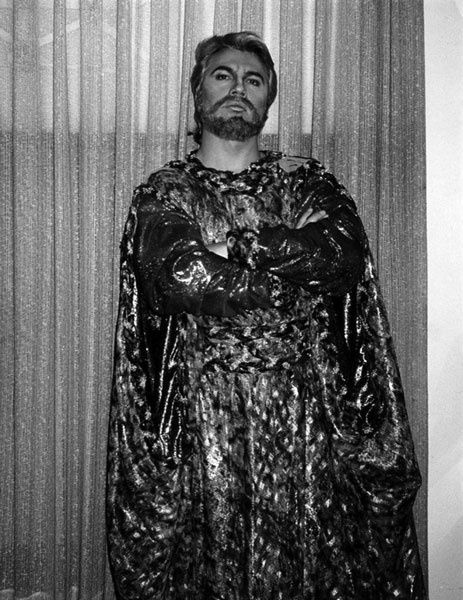 Иллюстрация к книге — Дмитрий Хворостовский. Две женщины и музыка [benua_vorostovskijj_page_072_image_0001.jpg]