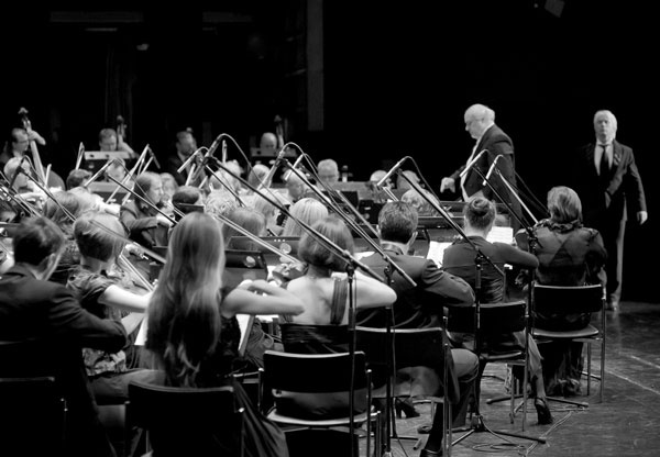 Иллюстрация к книге — Дмитрий Хворостовский. Две женщины и музыка [benua_vorostovskijj_page_168_image_0001.jpg]