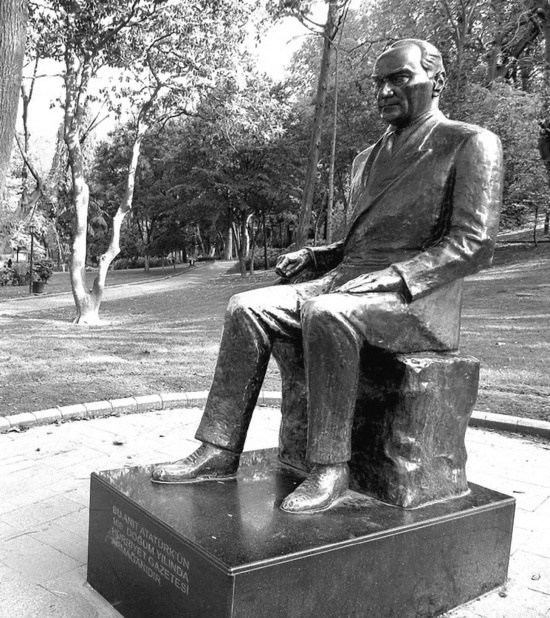 Иллюстрация к книге — Роксолана. Ведьма Османского гарема [i_076.jpg]