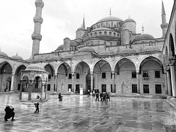 Иллюстрация к книге — Роксолана. Ведьма Османского гарема [i_091.jpg]