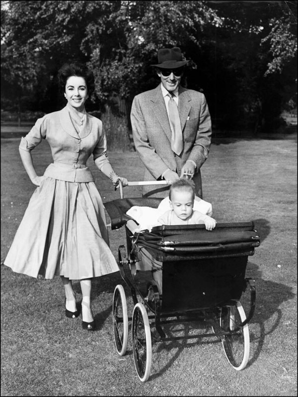 Иллюстрация к книге — Элизабет Тейлор. Клеопатра Голливуда [_169.jpg]