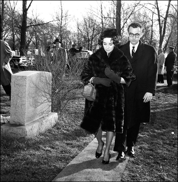 Иллюстрация к книге — Элизабет Тейлор. Клеопатра Голливуда [_199.jpg]