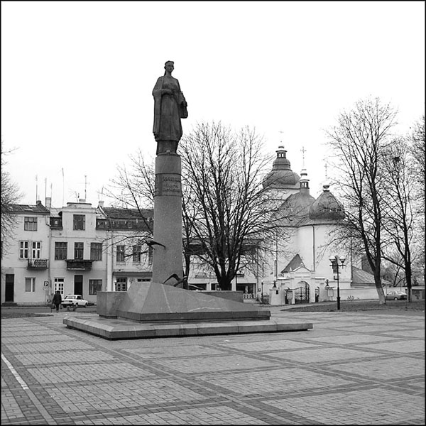 Иллюстрация к книге — Мерьем Узерли. Актрисы &quot;Великолепного века&quot; [_019.jpg]