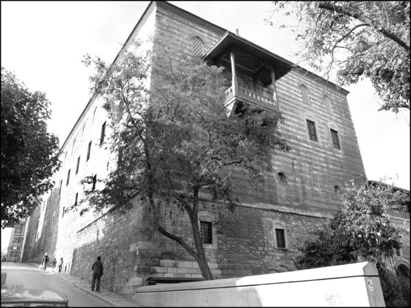 Иллюстрация к книге — Мерьем Узерли. Актрисы "Великолепного века" [_047.jpg]