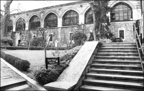 Иллюстрация к книге — Мерьем Узерли. Актрисы &quot;Великолепного века&quot; [_051.jpg]