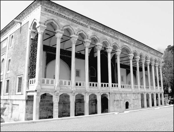 Иллюстрация к книге — Мерьем Узерли. Актрисы &quot;Великолепного века&quot; [_063.jpg]