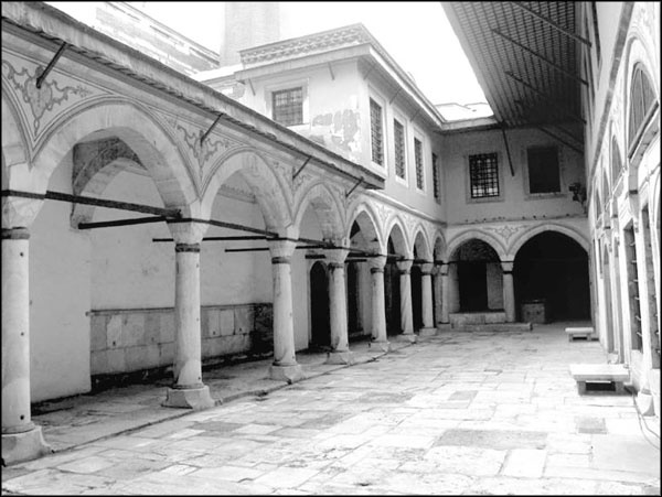 Иллюстрация к книге — Мерьем Узерли. Актрисы &quot;Великолепного века&quot; [_071.jpg]