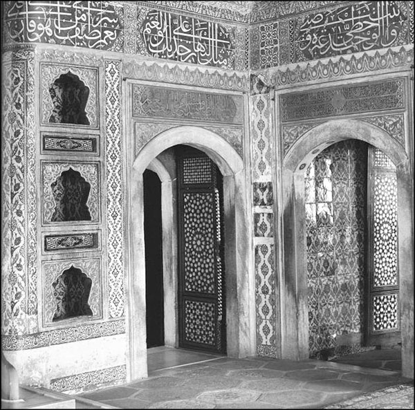 Иллюстрация к книге — Мерьем Узерли. Актрисы &quot;Великолепного века&quot; [_101.jpg]