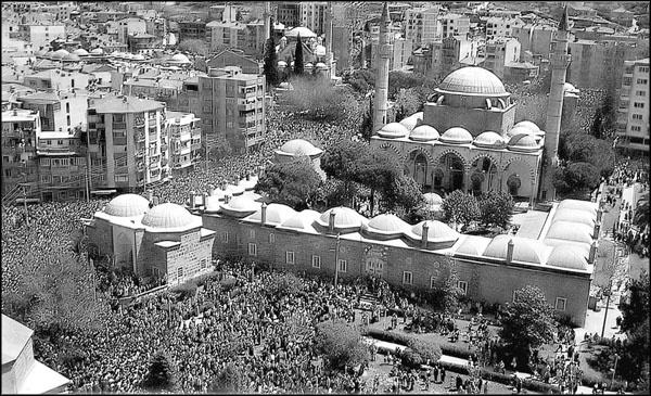 Иллюстрация к книге — Мерьем Узерли. Актрисы &quot;Великолепного века&quot; [_105.jpg]