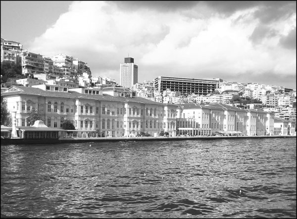 Иллюстрация к книге — Мерьем Узерли. Актрисы &quot;Великолепного века&quot; [_157.jpg]