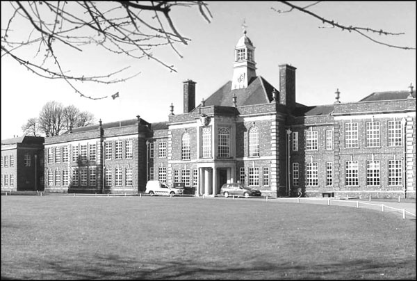 Иллюстрация к книге — Мерьем Узерли. Актрисы &quot;Великолепного века&quot; [_239.jpg]