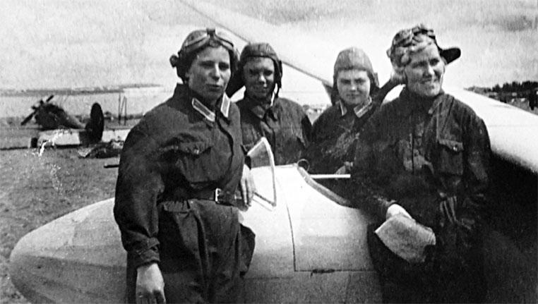 Иллюстрация к книге — Защищая Родину. Летчицы Великой Отечественной [i_006.jpg]