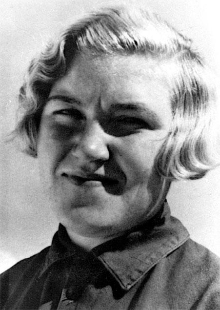 Иллюстрация к книге — Защищая Родину. Летчицы Великой Отечественной [i_014.jpg]