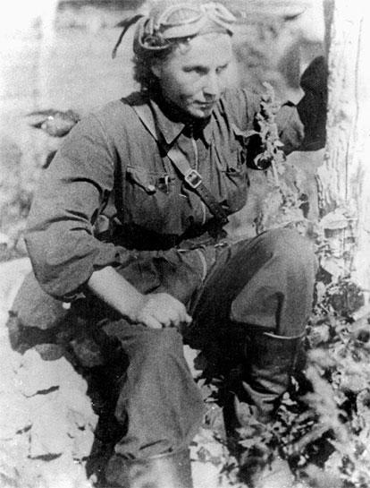 Иллюстрация к книге — Защищая Родину. Летчицы Великой Отечественной [i_017.jpg]