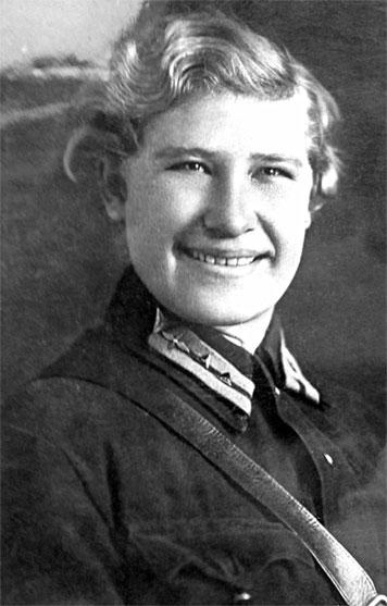 Иллюстрация к книге — Защищая Родину. Летчицы Великой Отечественной [i_021.jpg]