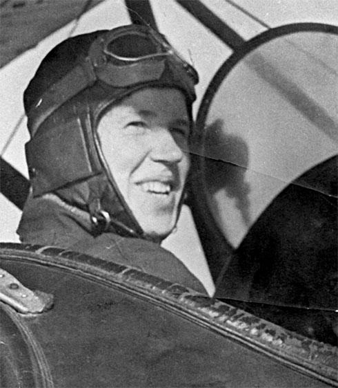 Иллюстрация к книге — Защищая Родину. Летчицы Великой Отечественной [i_023.jpg]