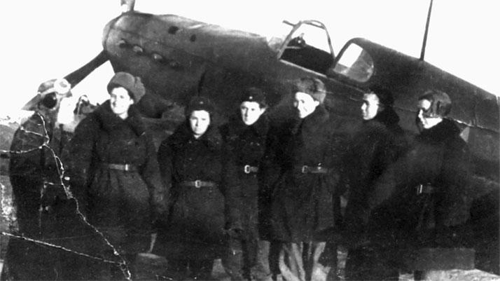 Иллюстрация к книге — Защищая Родину. Летчицы Великой Отечественной [i_024.jpg]