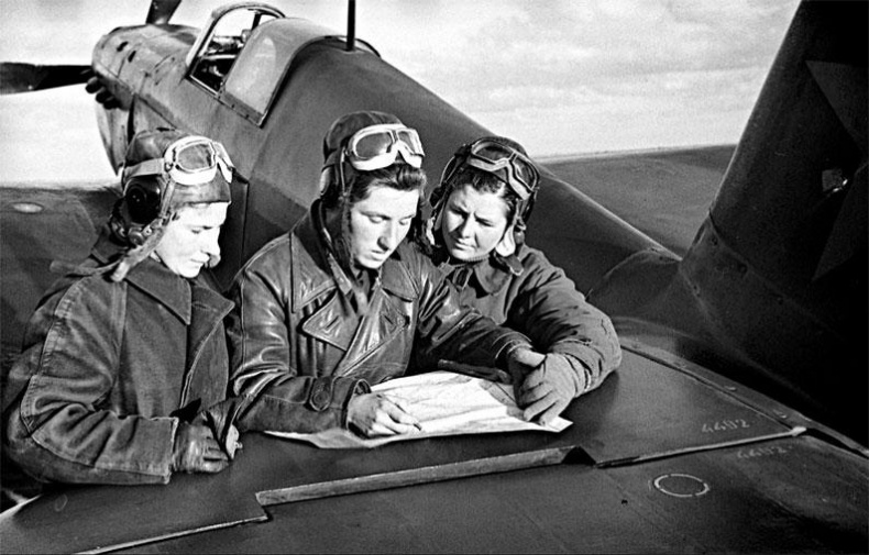 Иллюстрация к книге — Защищая Родину. Летчицы Великой Отечественной [i_032.jpg]