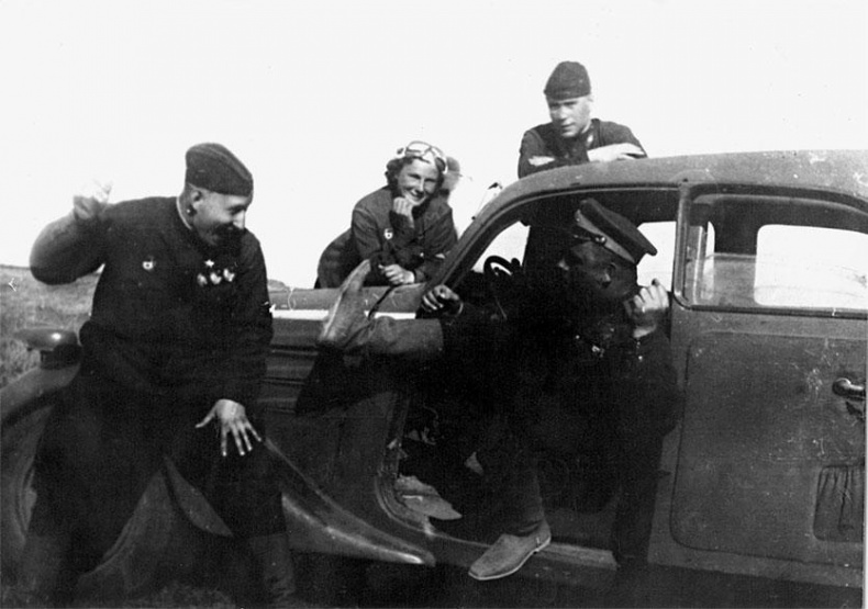 Иллюстрация к книге — Защищая Родину. Летчицы Великой Отечественной [i_039.jpg]