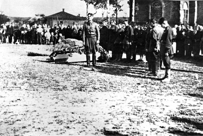 Иллюстрация к книге — Защищая Родину. Летчицы Великой Отечественной [i_041.jpg]