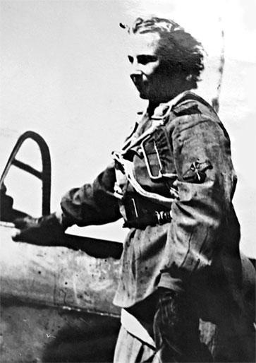 Иллюстрация к книге — Защищая Родину. Летчицы Великой Отечественной [i_043.jpg]